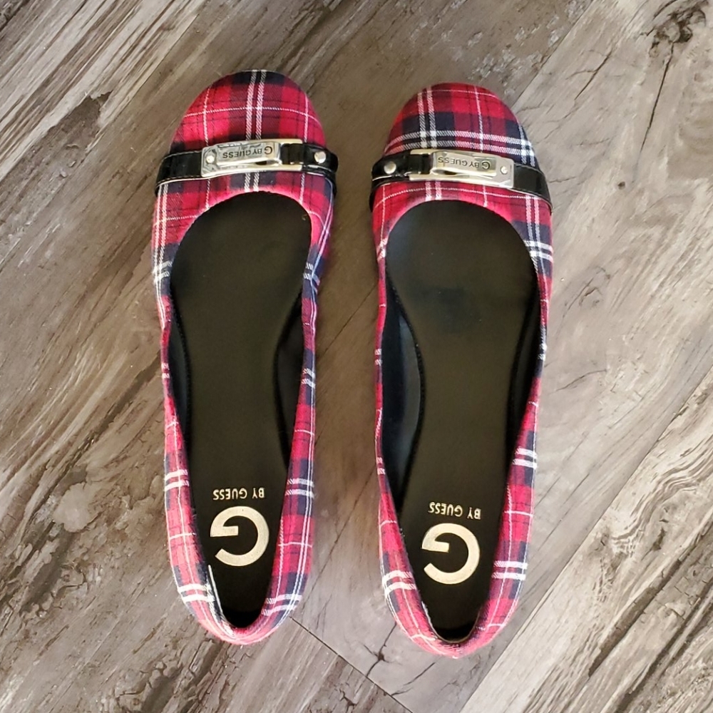 Guess Women's plaid flats